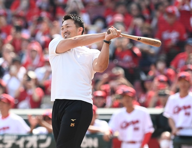 元カープ鈴木誠也を"戦力"にした新井監督の全員野球！始球式サプライズ起用で球場を"勝てる雰囲気"に