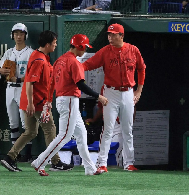 【悲報】カープ秋山、死球で負傷交代。小園左足をひねり転倒。新井監督「厳しいかもしれない」