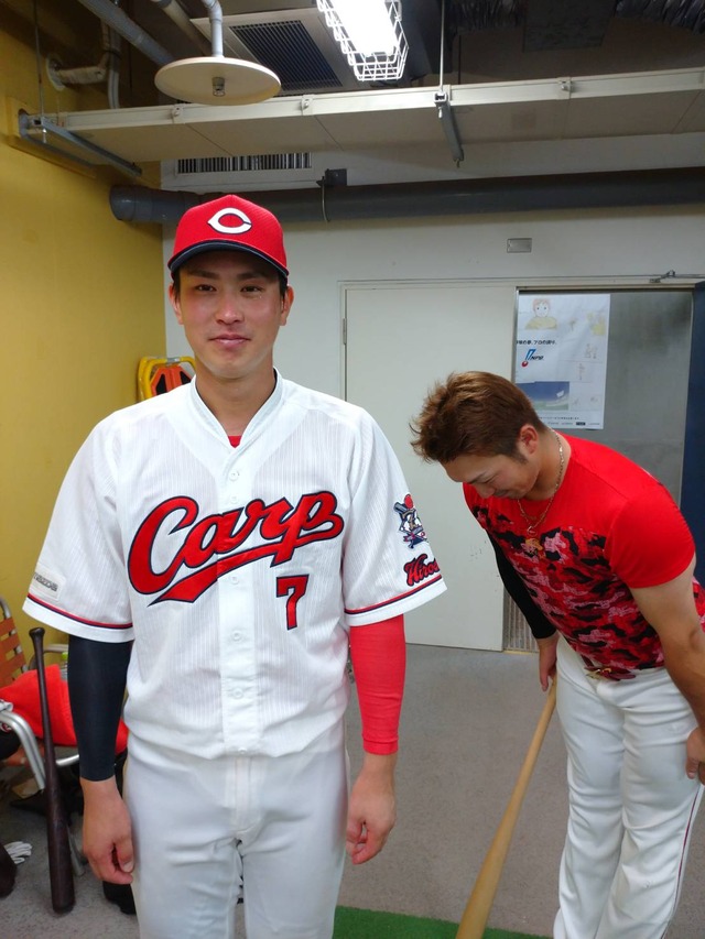 堂林翔太_鈴木誠也_頭を下げる