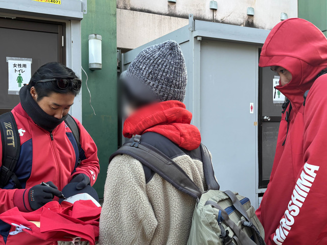 カープ中村奨成、石原貴規にイタズラする_03
