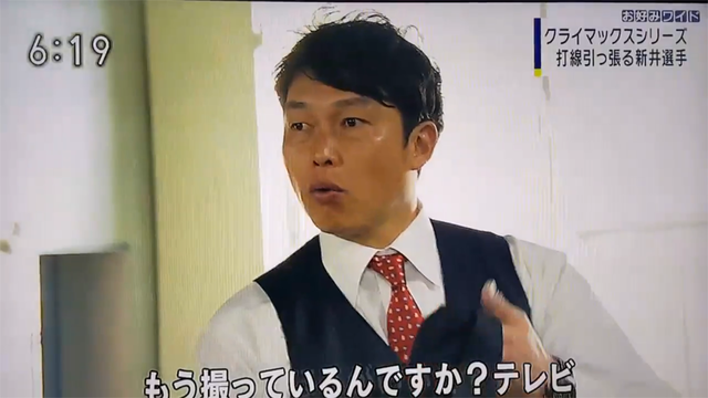 新井さんスーツ着直す_01