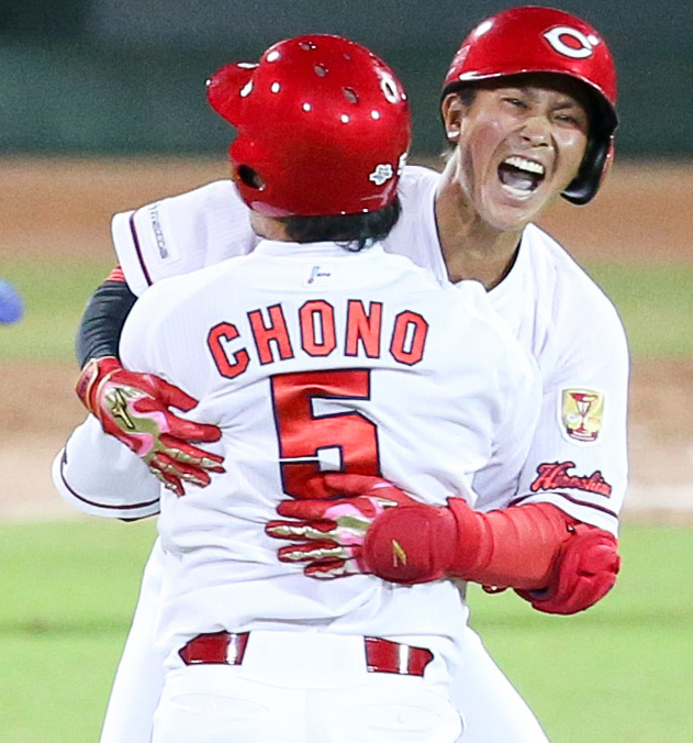 堂林長野ハグ