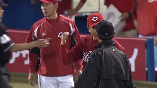 緒方監督サヨナラ後抗議09