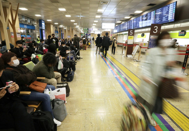 東京上京若者新型コロナウイルス地元に帰る