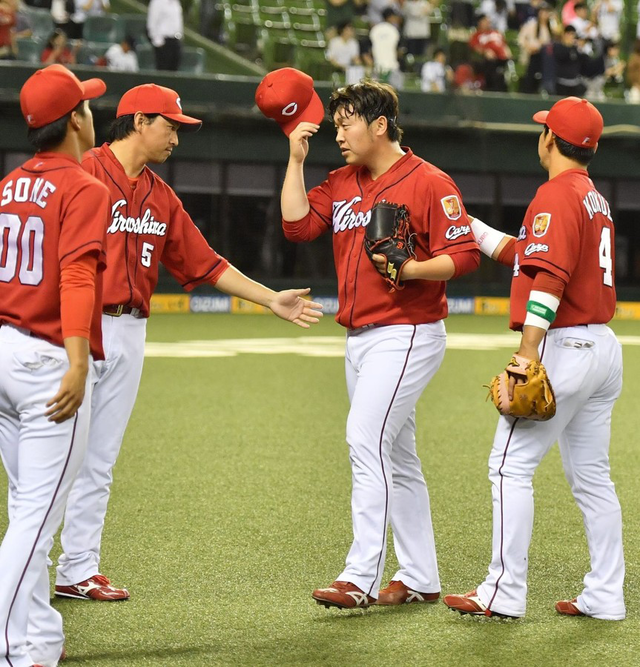 サヨナラ負けを食らった菊池保則を気遣う長野久義と小窪哲也