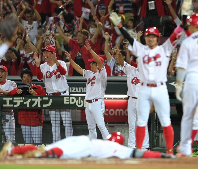 カープ矢野3ランニングホームラン！小園2打点！玉村8.0回1失点も完封ならず栗林が火消し36S！【広島5-1ヤクルト/試合結果】