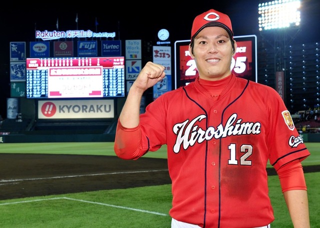 九里初完封ウイニングボール西川龍馬