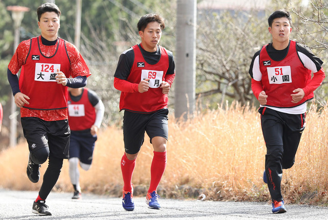 カープ羽月_西川野間練習を手伝う