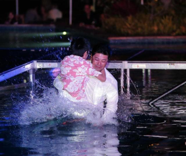 緒方監督プールに飛び込む_02
