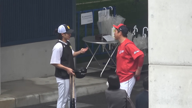 カープ新井監督とんでもない数の番記者に囲まれて親分_02