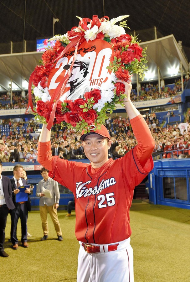 新井貴浩2000安打達成_花輪