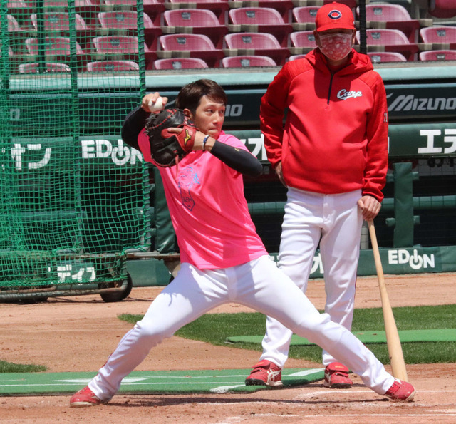 カープ西川龍馬が捕手の練習に飛び入り参加