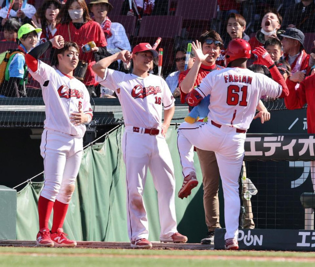 カープが巨人を3タテ！小園ランニングHR風激走