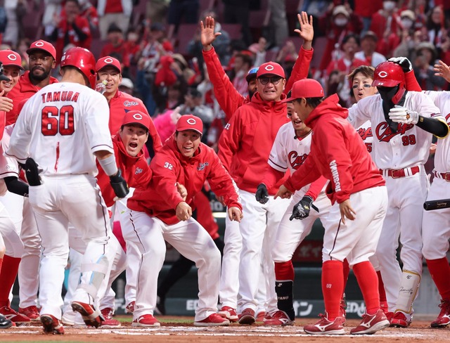 カープ田村俊介1号サヨナラホームラン (2)