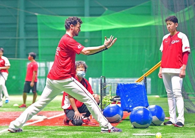 カープKジョンソンが遠藤淳志にアドバイス_プロ初無四球完投