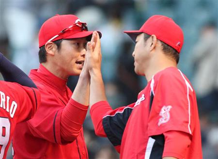 黒田新井ハイタッチ_01