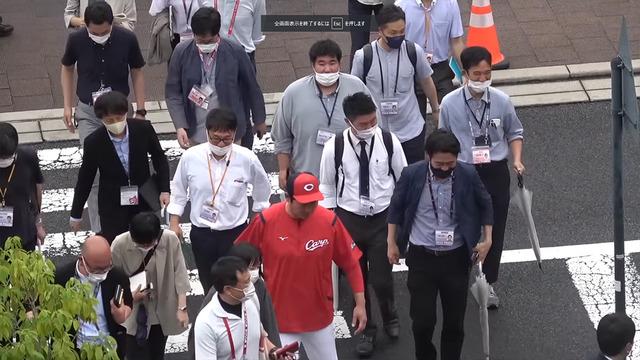 カープ新井監督とんでもない数の番記者に囲まれて親分_06