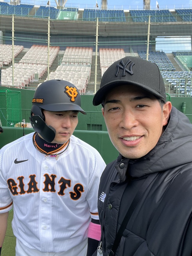 元カープ安部が巨人丸と再会!遠近法を使って記念撮影