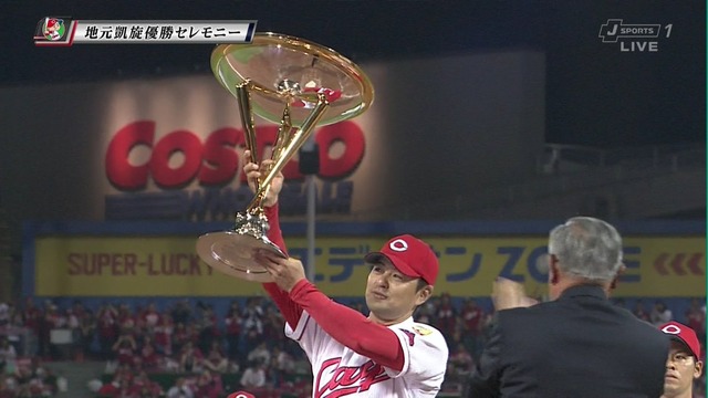 優勝セレモニー2017トロフィー