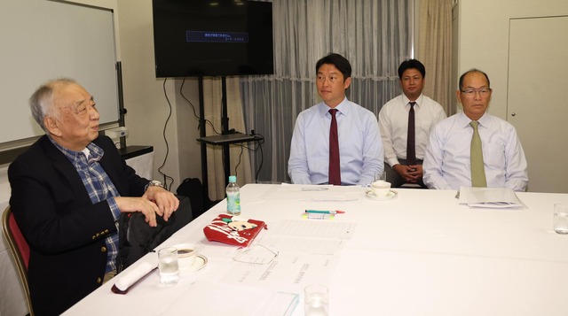 カープ新井監督がドラ1立石のクジ引きへ