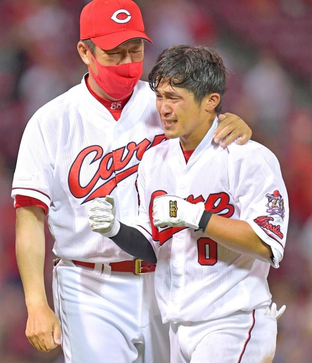 カープ小園に代打上本バントの采配。佐々岡監督が意図を語る