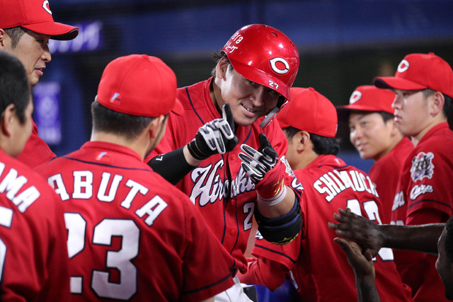 カープ會澤翼にファンレター_サイン入りユニフォーム届く