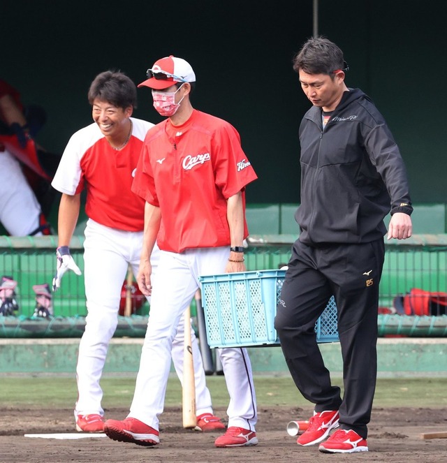 カープ野間、新井監督から愛のある絡みをされるｗｗｗ