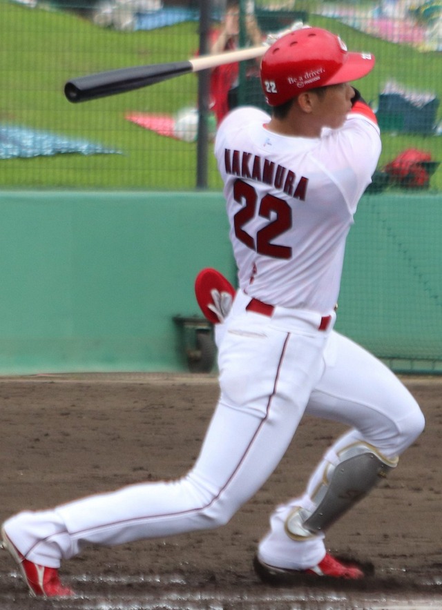 カープ中村奨成、1号先頭打者ホームラン！外野手スタメンで長打力アピール！！