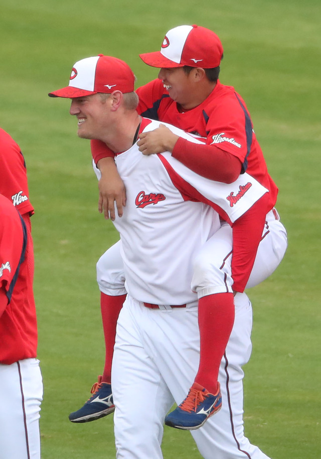 カープクロン、6号先制ホームラン