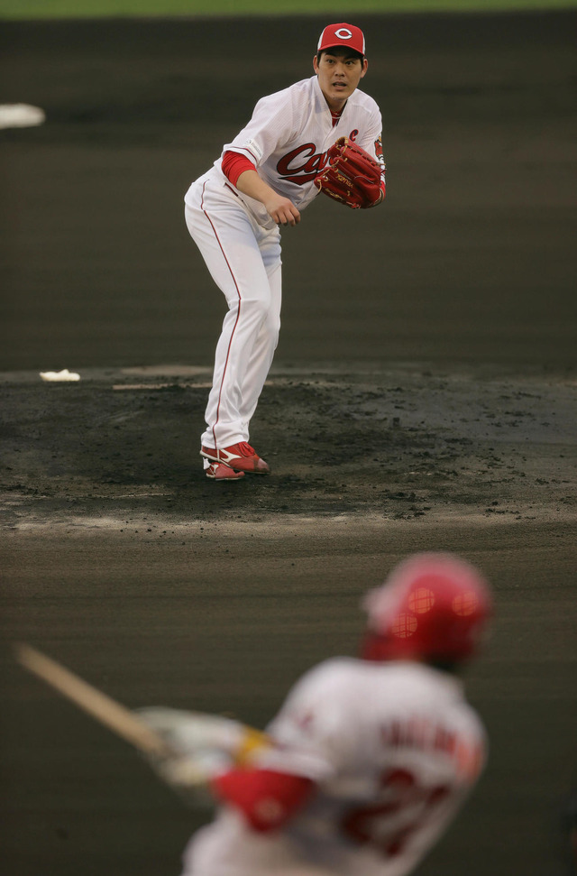 広島九里亜蓮シート打撃初登板内角球でバット2本折る