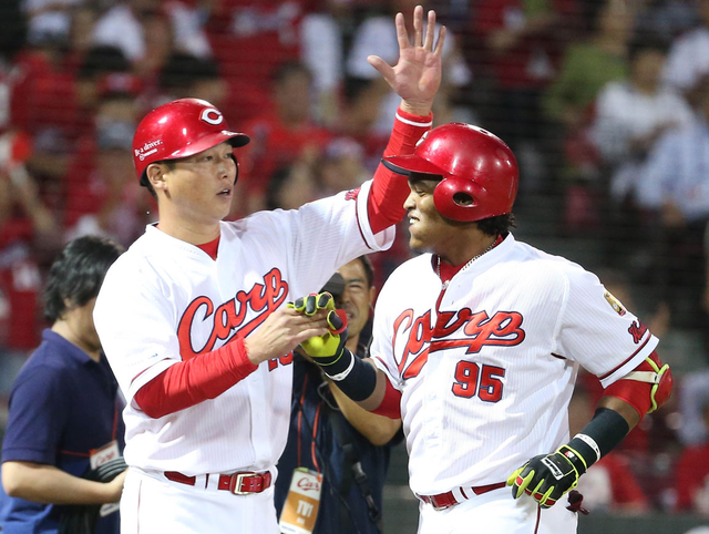 新井貴浩バティスタハイタッチ