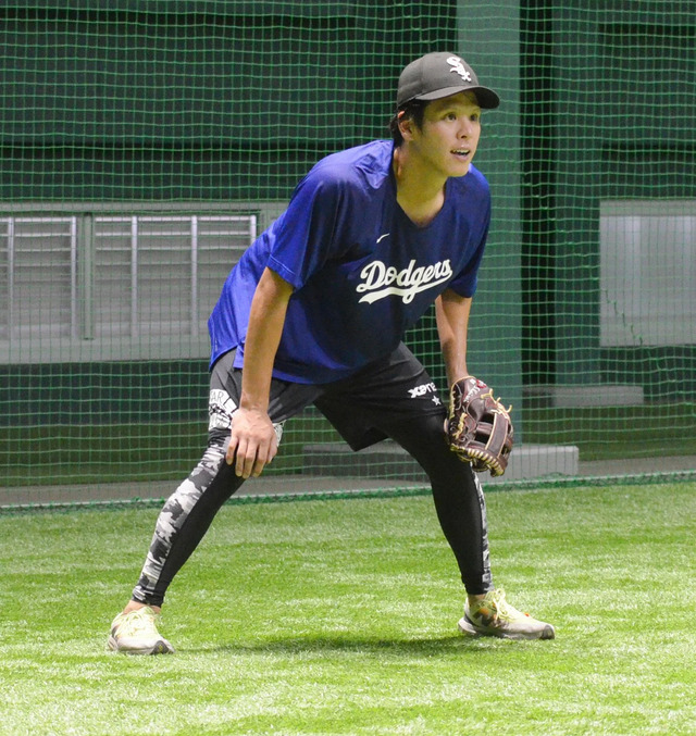 カープ菊池涼介、戦力外通告の曽根海成のノックを手伝う