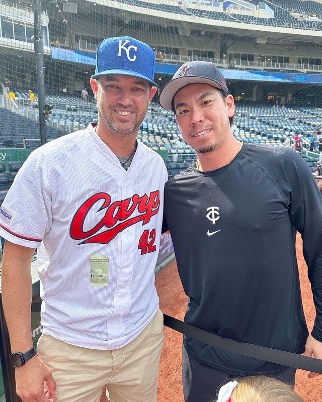 元カープ・クリス・ジョンソンが前田健太に再会！カープのユニフォームを着て激励