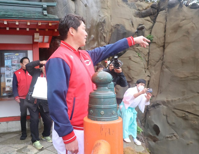 カープ新井監督運玉_大瀬良