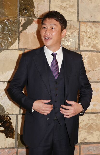 カープ新井監督が日南入り (2)