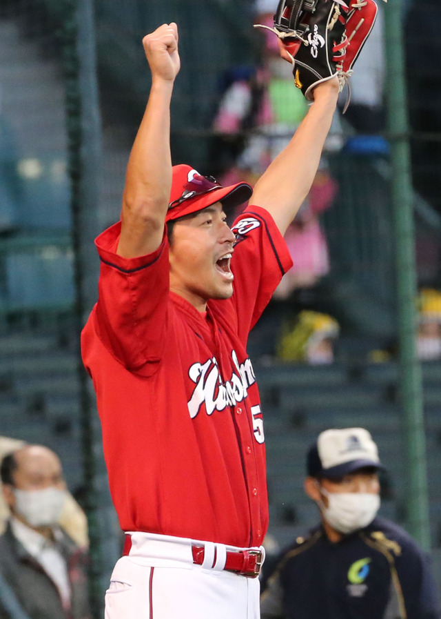 カープ長野久義、阪神岩崎から代打タイムリー