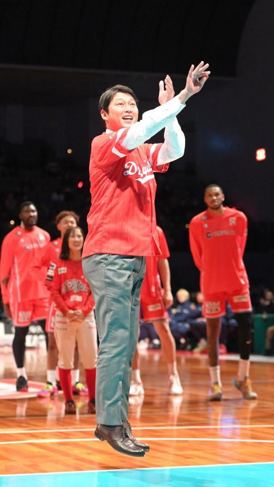 カープ新井監督バスケ始球式フリースロー