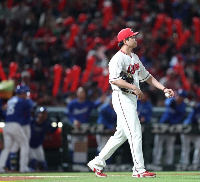 カープ大瀬良がグラブを叩きつけて怒る