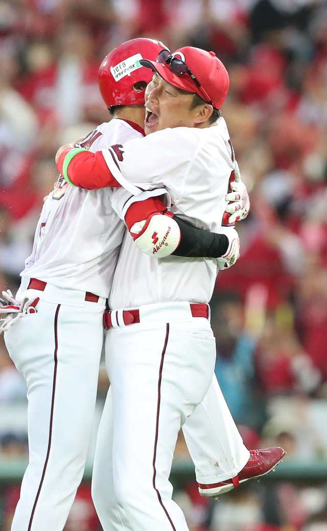 【朗報】カープ新井監督、初CSで『神采配』連発！「羽月三盗！菊池スクイズ！九里リリーフ投入！秋山途中出場！」