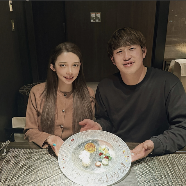 カープ小園、結婚記念サプライズでリサ夫人感激！｢デキるいい男にしてしまった」