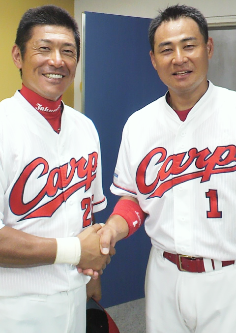 石井琢朗前田智徳握手