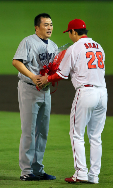 新井さん山本昌花束贈呈
