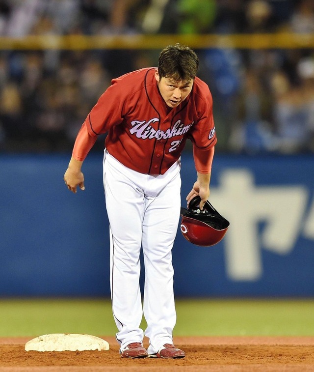 新井貴浩2000安打達成_ファンに礼