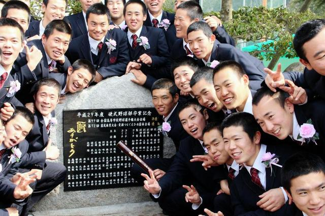 中村奨成広陵卒業式