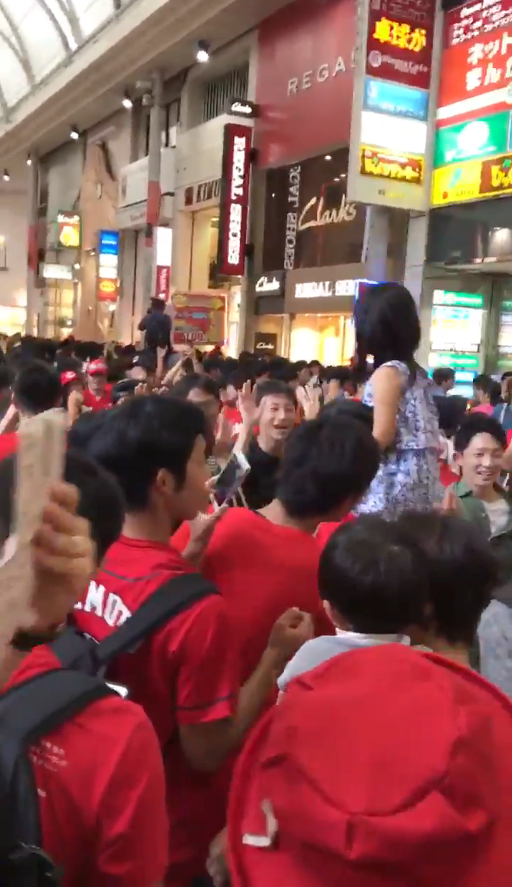 カープ優勝広島市内ハイタッチ