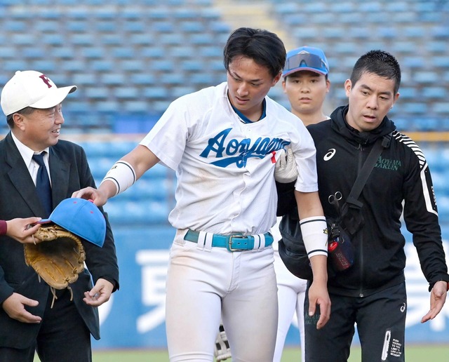 カープドラ1佐々木泰、神宮大会で左肩負傷。試合後病院直行も指揮官｢まだ分からない」