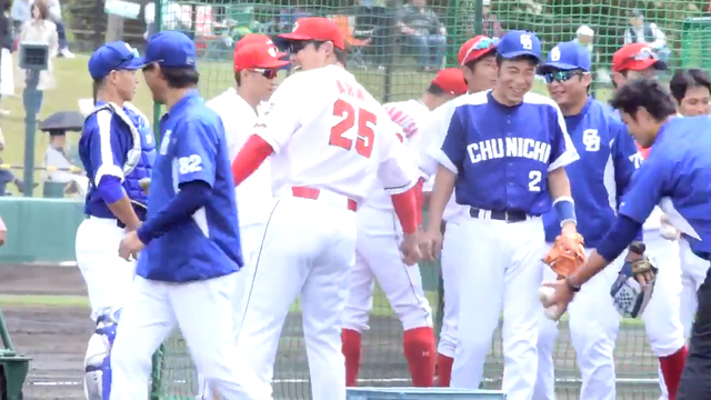 広島新井さん中日荒木ボール拾い_03
