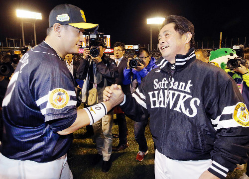 李大浩とガッチリ握手を交わす工藤監督