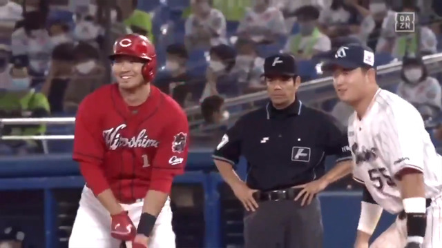 鈴木誠也_村上宗隆_一塁上で交流_04