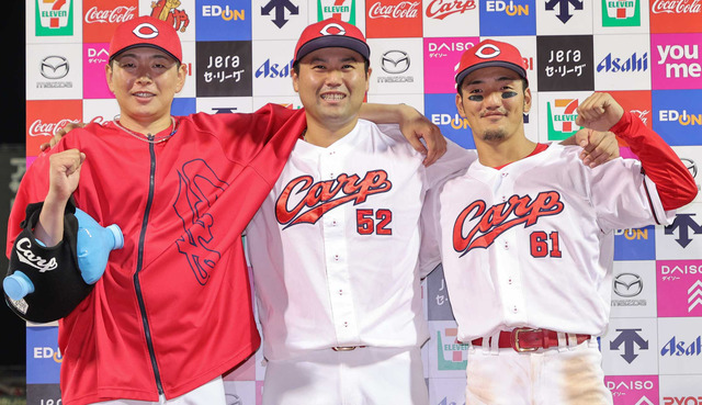 カープ矢野“ポール直撃”1号HRを見た小園&坂倉の反応がかわいい